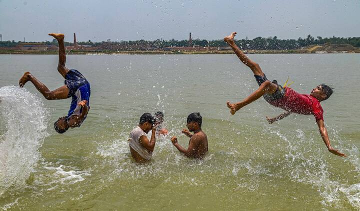 গরম ও অস্বস্তিকর আবহাওয়া বজায় থাকবে। তাপপ্রবাহের পরিস্থিতি পশ্চিমের চার থেকে ছয় জেলায়। শনিবারের মধ্যে তিন থেকে পাঁচ ডিগ্রি সেলসিয়াস তাপমাত্রা বাড়বে দক্ষিণবঙ্গের বিভিন্ন জেলাতে। 