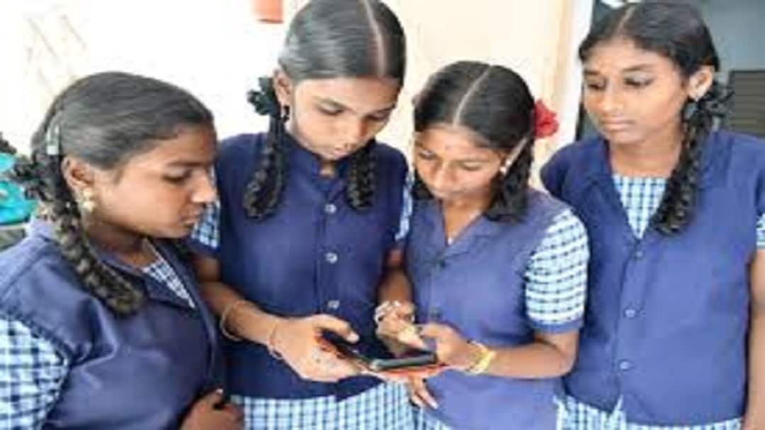 TN 12th Result 2025: கடந்த ஆண்டை விட 2.34 சதவீத கூடுதல் தேர்ச்சி... தஞ்சாவூருக்கு மாநில அளவில் எத்தனையாவது இடம்?