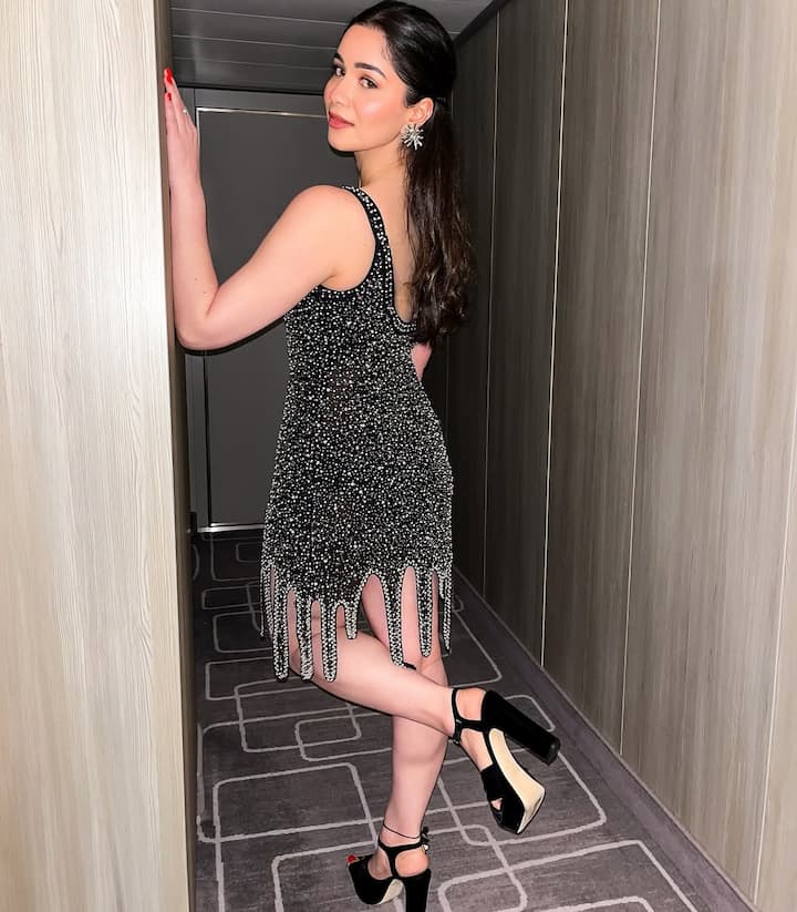 सचिन तेंदुलकर की बेटी सारा तेंदुलकर भले ही फिल्मों में एक्टिव ना हो, लेकिन अपने फैशन सेंस को लेकर चर्चा में रहती हैं. सारा का ये शिमरी ब्लैक ड्रेस लुक भी आपको बैचलर पार्टी में सबसे हटके दिखाएगा.