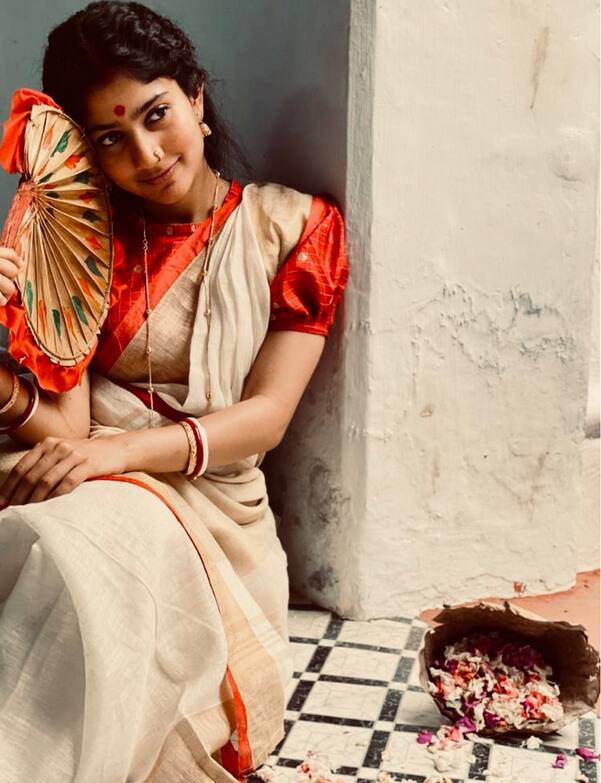 साई पल्लवी ने कहा था कि वो सिर्फ आई लाइनर और बिंदी लगाती हैं. साई ने कहा था, 'सिर्फ आई लाइनर लगाती हूं क्योंकि एक समय के बाद ब्राइट लाइट्स की वजह से आंखें छोटी दिखने लगती हैं तो आंखें विजिबल दिखें इसीलिए आई लाइनर लगाती हूं.'