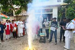 ऑपरेशन सिंदूर के बाद खुशी से झूम उठी वाराणसी, गंगा आरती में सेना का हुआ अभिनंदन, देखें तस्वीरें