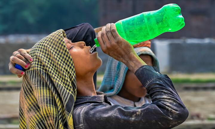 বজ্রবিদ্যুৎ সহ হালকা মাঝারি বৃষ্টি হতে পারে যে এক পশলা দু এক জায়গায় দার্জিলিং, কালিম্পং, আলিপুরদুয়ার, জলপাইগুড়ি, কোচবিহার এবং উত্তর দিনাজপুর জেলাতে।