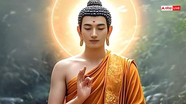 The Mahaparinirvan of Gautama Buddha also took place in Kushinagar on the day of Vaishakh Purnima. According to the legend, Lord Buddha's real name was Siddharth. He was a prince. They had everything: wealth, happiness and splendor. But still he found his life incomplete without any special purpose.