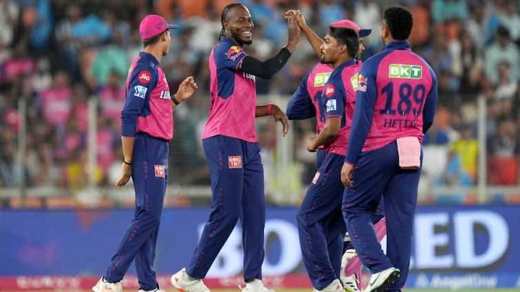 IPL 2025 के बीच राजस्थान रॉयल्स का स्पीड स्टार चोटिल, 150 की रफ्तार वाले गेंदबाज ने मारी एंट्री; विरोधी टीमों में मची खलबली