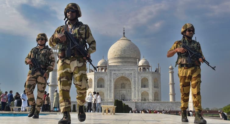 आगरा एयरपोर्ट को मिली बम की धमकी, ताजमहल के पास चली गोली agra news Agra airport received bomb threat shots fired near Taj Mahal आगरा एयरपोर्ट को मिली बम की धमकी, ताजमहल के पास चली गोली