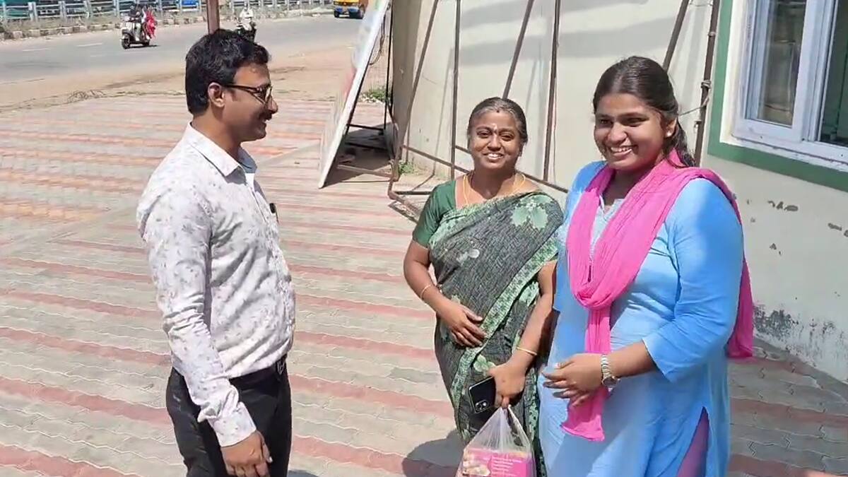 TN 12th Result 2025:  +2 தேர்வில் 599 மதிப்பெண் பெற்று பழனியை சேர்ந்த மாணவி சாதனை