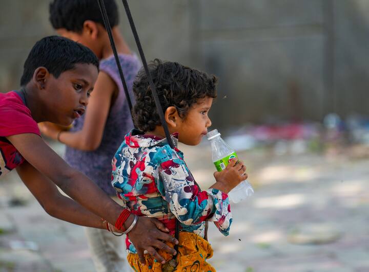 रांची में मौसम विज्ञान केंद्र के उप निदेशक अभिषेक आनंद ने बताया कि आठ जिलों के लिए लू की चेतावनी जारी की गई है, जिनमें से अधिकतर जिले संथाल परगना क्षेत्र में हैं.