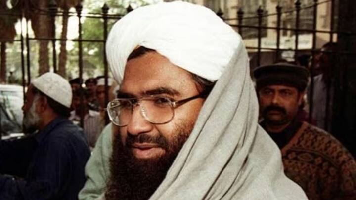 ওই মাদ্রাসাতেই হরকত-উল-আনসার জিহাদি সংগঠনের সংস্পর্শে আসে মাসুদ। সেই সূত্রেই জাম্বিয়া, আবু ধাবি, সৌদি আরব, মঙ্গোলিয়া, ব্রিটেন, আলবেনিয়া, নাইরোবি এবং কেনিয়া গমন। আল-কায়দার সহযোগী সংগঠন আল-ইতিহাদ আল-ইসলামিয়ার নেতার সঙ্গে সাক্ষাৎ হয়। ওই সংগঠন লোক এবং টাকা চায় মাসুদের কাছে হরকত-উল-মুজাহিদিনের জন্য। পাশাপাশি, ইয়েমেনের সশস্ত্র যোদ্ধাদের সোমালিয়া নিয়ে যেতেও সাহায্য় করে।