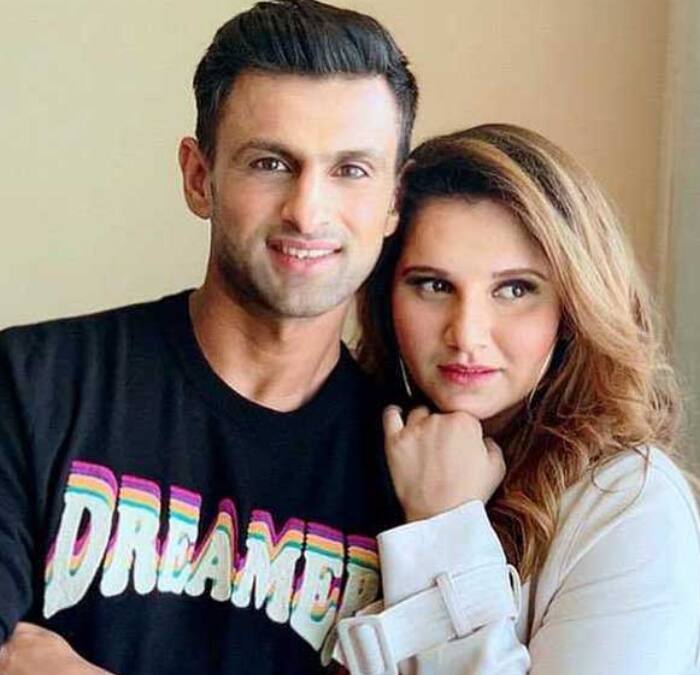 कहा जाता है कि सानिया मिर्जा से अलग होने से पहले भी 3 साल तक वह सना जावेद के साथ सम्पर्क में थे, जो उनकी तीसरी पत्नी बनी.