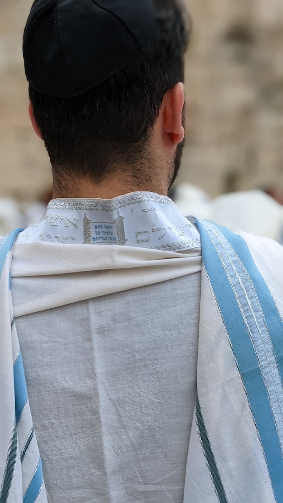 गुरुवारी 'या' रंगाचे कपडे घाला, होईल धनलाभ?