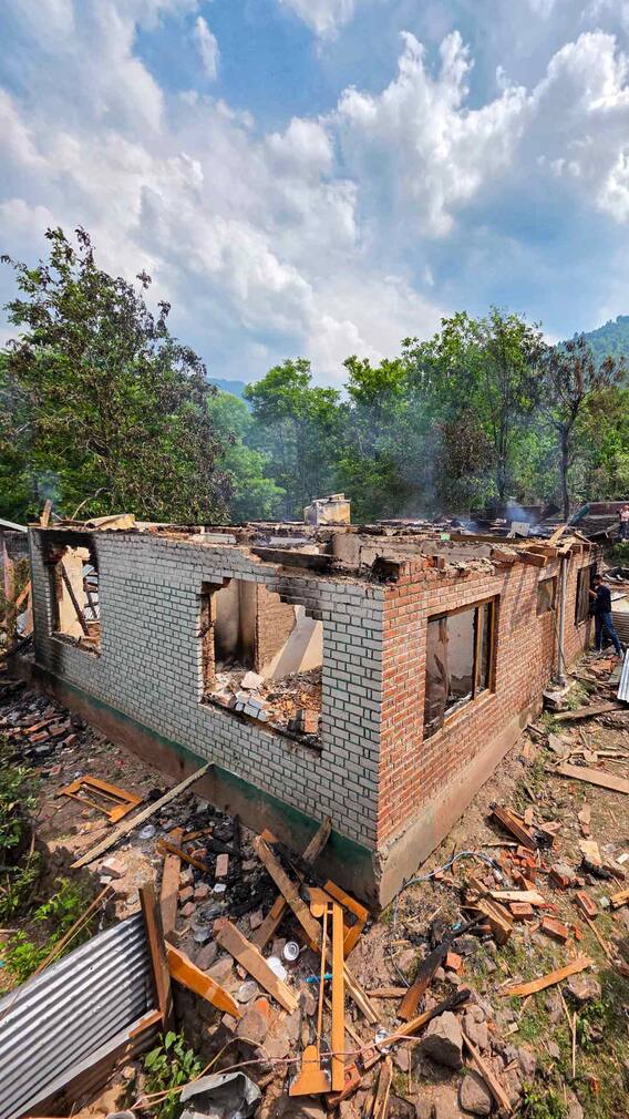 सियालकोट से कितनी दूरी पर है LOC?