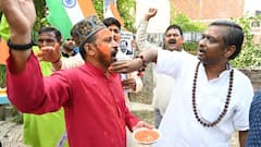 ऑपरेशन सिंदूर के बाद खुशी से झूम उठी वाराणसी, गंगा आरती में सेना का हुआ अभिनंदन, देखें तस्वीरें