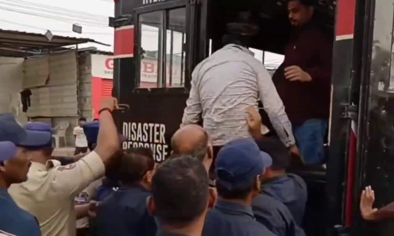 HYDRA Demolitions Tension: పాతబస్తీలో హైడ్రా కూల్చివేతలకు అడ్డంకులు.. పోలీసులు, స్థానికులకు మధ్య తోపులాటతో ఉద్రిక్తత