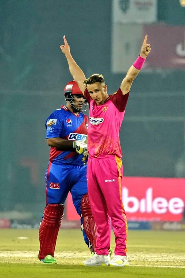 रिपोर्ट्स के मुताबिक इंग्लैंड और वेल्स क्रिकेट बोर्ड अपने खिलाड़ियों के संपर्स बनाए हुए है. बोर्ड ने अभी खिलाड़ियों को पाकिस्तान छोड़ने के लिए नहीं कहा है, लेकिन यूके सरकार से यात्रा सलाह के बाद ये बदला जा सकता है.