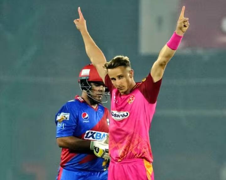 ਰਿਪੋਰਟਾਂ ਦੇ ਅਨੁਸਾਰ, ਇੰਗਲੈਂਡ ਅਤੇ ਵੇਲਜ਼ ਕ੍ਰਿਕਟ ਬੋਰਡ ਆਪਣੇ ਖਿਡਾਰੀਆਂ ਦੇ ਨਾਲ ਸੰਪਰਕ ਬਣਾ ਕੇ ਰੱਖ ਰਿਹਾ ਹੈ। ਬੋਰਡ ਨੇ ਅਜੇ ਤੱਕ ਖਿਡਾਰੀਆਂ ਨੂੰ ਪਾਕਿਸਤਾਨ ਛੱਡਣ ਲਈ ਨਹੀਂ ਕਿਹਾ ਹੈ, ਪਰ ਯੂਕੇ ਸਰਕਾਰ ਦੀ ਯਾਤਰਾ ਸਲਾਹ ਤੋਂ ਬਾਅਦ ਇਹ ਬਦਲ ਸਕਦਾ ਹੈ।