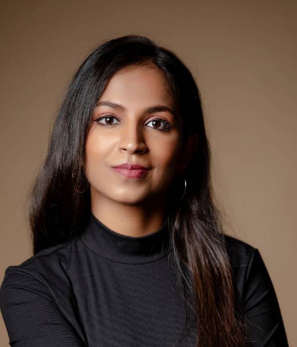 நெப்போலியனை விடுங்க... 30 கோடியில் செட் போட்டு மகள் திருமணத்தை தடபுடலாக நடத்த போகும் தயாரிப்பாளர் யார் தெரியுமா?