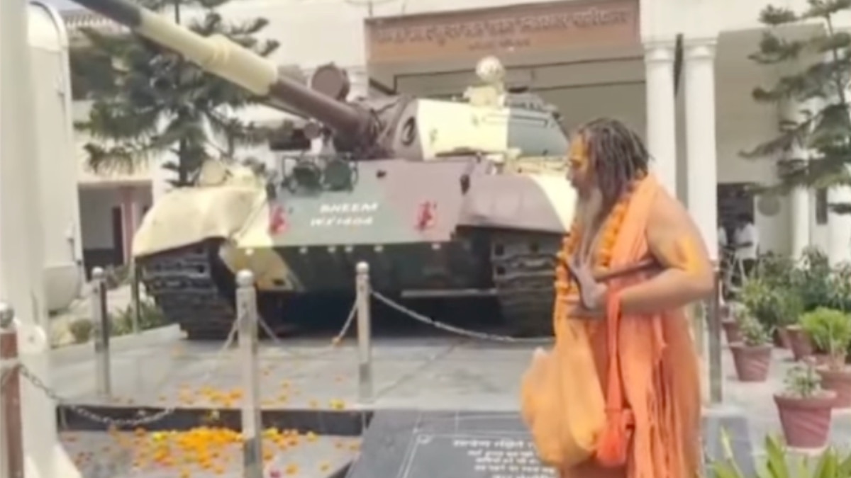 Ayodhya में ऑपरेशन सिंदूर से साधु-संत खुश, 1971 के युद्ध में पाक को धूल चटाने वाले टैंक की पूजा