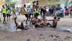 துடைப்பத்தால் அடித்துக் கொண்ட பக்தர்கள் - இந்த வினோத திருவிழா எங்கு தெரியுமா?
