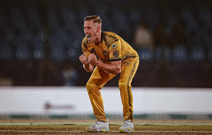 इस दौरान पीएसएल में शामिल कुछ इंग्लैंड के खिलाड़ी बीच सीजन में ही टूर्नामेंट छोड़ना चाहते हैं. पीएसएल में इंग्लैंड के सात खिलाड़ी खेल रहे हैं. जिसमें जेम्स विंस, टॉम करन, डेविड विली, क्रिस जॉर्डन, टॉम कोहलर कैडमोर, सैम बिलिंग्स और ल्यूक वुड का नाम शामिल है.