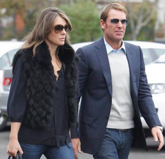 दिवंगत ऑस्ट्रेलियाई क्रिकेटर शेन वॉर्न अपने क्रिकेट कौशल के साथ-साथ मैदान के बाहर के विवादों के लिए भी मशहूर थे. वॉर्न की अपनी पत्नी सिमोन कैलाहन के प्रति बेवफाई, मीडिया में खूब चर्चा का विषय बनी.