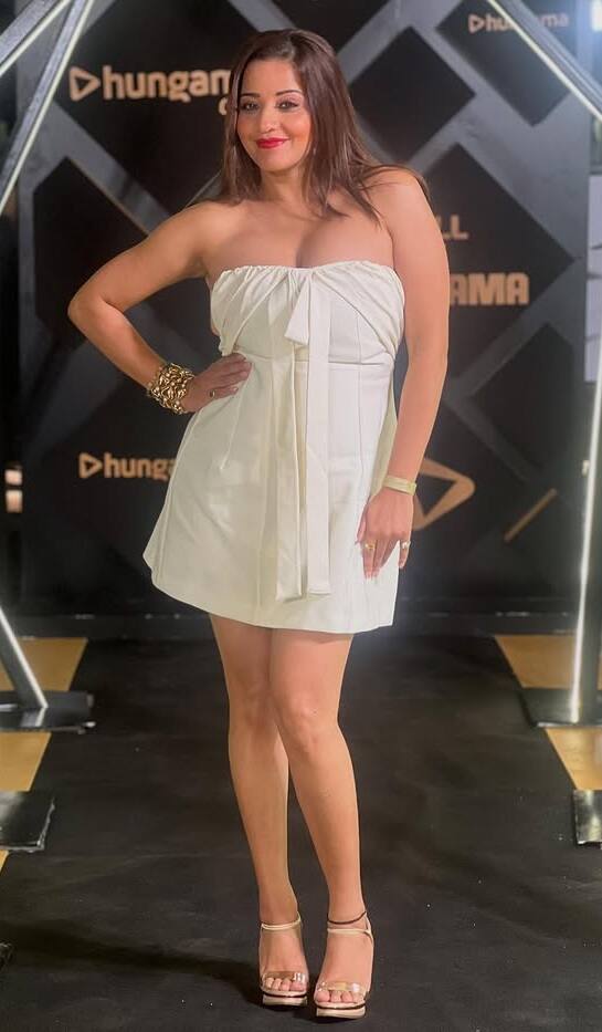 વ્હાઈટ સ્ટ્રેપલેસ ડ્રેસમાં મોનાલિસાએ વધાર્યો તાપમાનનો પારો