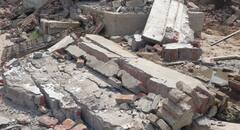 नेपाल बॉर्डर पर गरज रहा योगी सरकार का बुलडोजर, अवैध कब्जों को किया जा रहा ध्वस्त