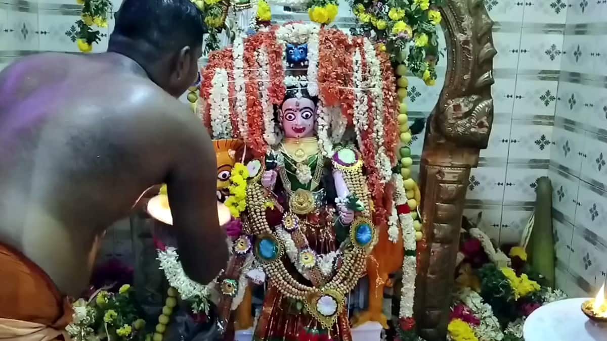 துடைப்பத்தால் அடித்துக் கொண்ட பக்தர்கள் - இந்த வினோத திருவிழா எங்கு தெரியுமா?