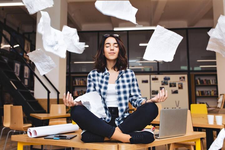 डिजिटल डिटॉक्स (Digital Detox) वीकेंड का सबसे आसान ब्रेक है स्क्रीन से ब्रेक...फोन, लैपटॉप, टैब इन दो दिनों सबको कुछ घंटों के लिए साइड में रखिए, सोशल मीडिया से ब्रेक लीजिए. इस खाली वक्त में किताब पढ़िए, म्यूजिक सुनिए या सिर्फ शांत बैठिए. ये आदतें आपके दिमाग को रिफ्रेश करेगी और अनजाने में जो डिजिटल थकान आप महसूस कर रहे थे, वो भी कम होगी.