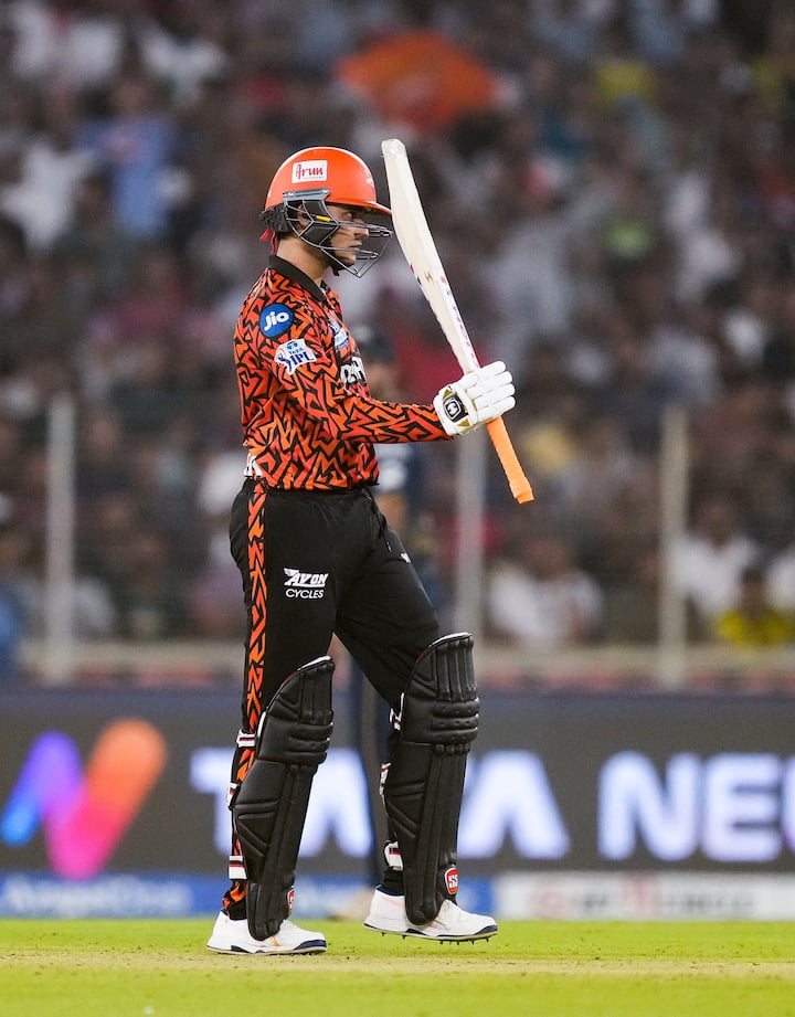 सनराइजर्स हैदराबाद के ओपनर बल्लेबाज अभिषेक शर्मा ने इस सीजन में बड़ा रिकॉर्ड बनाया था. अभिषेक ने पंजाब किंग्स के खिलाफ 55 गेंदों में 141 रनों की पारी खेली थी. ये स्कोर किसी भी भारतीय बल्लेबाज द्वारा बनाया गया सबसे बड़ा स्कोर है. उन्होंने केएल राहुल का रिकॉर्ड तोड़ा था. राहुल ने साल 2020 में 132 रनों की पारी खेली थी.