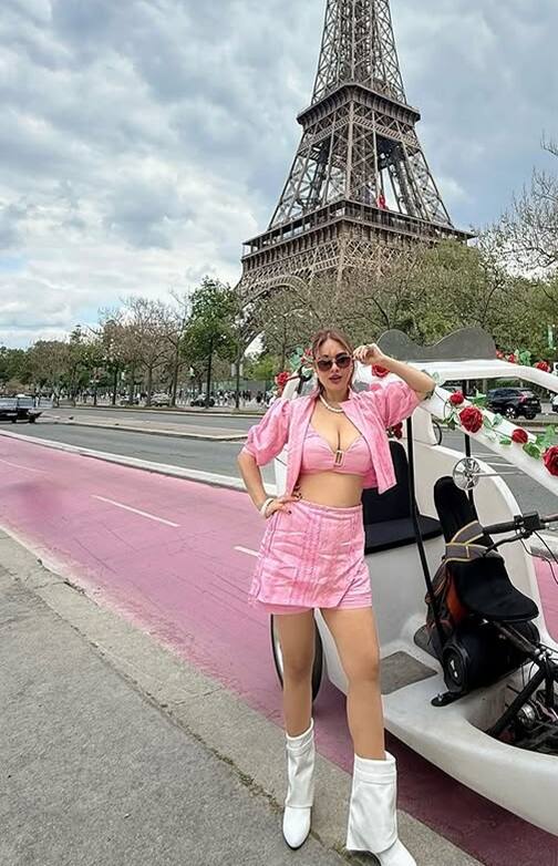 એફીલ ટાવર સામે નેહા મલિકે આપ્યા ગ્લેમરસ પોઝ