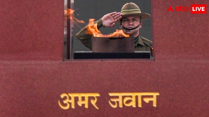 इंडियन आर्मी में तीसरा सबसे बड़ा पद लेफ्टिनेंट जनरल का होता है. लेफ्टिनेंट जनरल के बाद मेजर जनरल की पोस्ट आती है और यह थल सेना का चौथा सबसे बड़ा पद होता है.