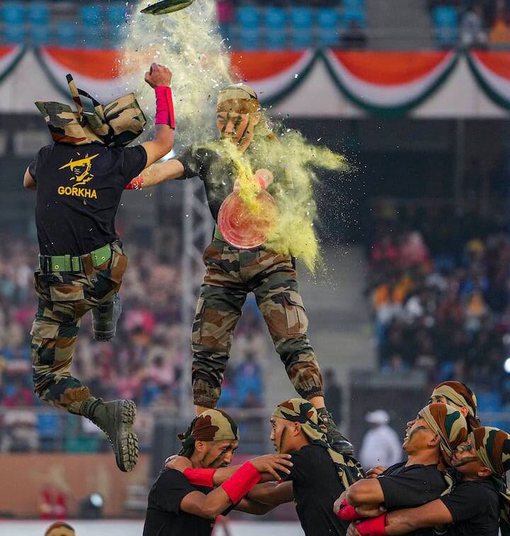 ગોરખા રેજિમેન્ટ: દુશ્મન માટે ભયનો પર્યાય: ગોરખા રેજિમેન્ટ એ ભારતીય સેનાની સૌથી ભયાનક રેજિમેન્ટ છે. એવું કહેવાય છે કે ગોરખા સૈનિકો કોઈપણ પરિસ્થિતિમાં, ગમે તેવી મુશ્કેલ પરિસ્થિતિમાં પણ, દુશ્મનને હરાવવામાં નિષ્ણાત હોય છે. તેમનો જુસ્સો અને બહાદુરી અજોડ છે, અને કોઈ પણ તેમની બરાબરી કરી શકે નહીં. ગોરખા રેજિમેન્ટનો દરેક સૈનિક યુદ્ધના મેદાનમાં દુશ્મન પર મૃત્યુની જેમ હુમલો કરે છે.