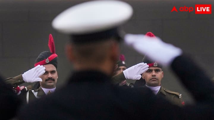 मेजर जनरल के बाद ब्रिगेडियर आर्मी का पांचवां सबसे बड़ा अधिकारी होता है. इनकी यूनिफार्म में तीन स्टार और अशोक स्तंभ लगा होता है. इसके बाद कर्नल पद आता है और यह छठा सबसे बड़ा पद है.