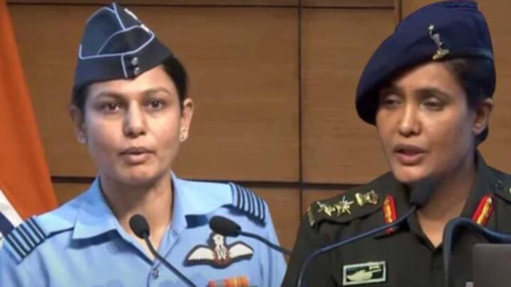 जेव्हा पाकिस्तान कडून हल्ला झाला त्यानंतर प्रेस कॉन्फरन्स या महिला ऑफिसर वेगळ्या पोषाखात दिसल्या. त्यावेळी ते वेगवेगळे युनिफॉर्म घातला गेला होता. त्या युनिफॉर्मला कॉम्बॅट युनिफॉर्म असे म्हणतात.