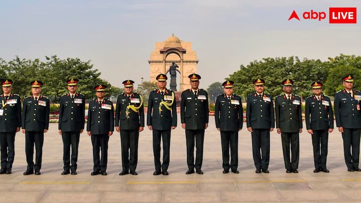 कर्नल के बाद लेफ्टिनेंट कर्नल का पद आता है और यह आर्मी का सातवां सबसे बड़ा अधिकारी होता है. इसके बाद मेजर का पद आता है. आर्मी मेजर की यूनिफॉर्म में सिर्फ अशोक स्तंभ बना हुआ होता है.