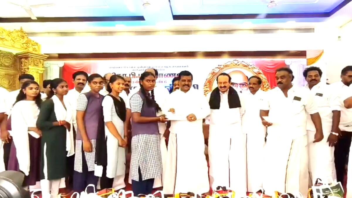 தந்தையின் 2 -ஆம் ஆண்டு நினைவு தினத்தில் மகன்கள் செய்த மகத்தான காரியம்..! என்ன தெரியுமா?