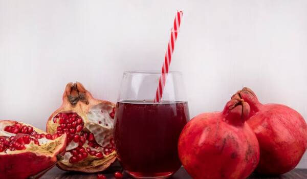 अनार का जूस: अनार खराब कोलेस्ट्रॉल को कम करने और अच्छे कोलेस्ट्रॉल को बढ़ाने में मदद करता है. रोजाना एक गिलास अनार का जूस जरूर शामिल करें.