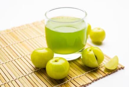 आंवला जूस: आंवला कोलेस्ट्रॉल लेवल को बैलेंस करने में काफी असरदार है. रोज सुबह खाली पेट आंवला जूस पीने से हार्ट हेल्थ मजबूत होती है.