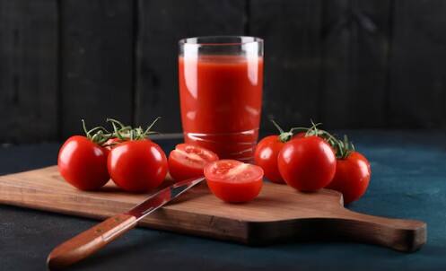 टमाटर का जूस: टमाटर कोलेस्ट्रॉल को बैलेंस करने के साथ-साथ स्ट्रोक के रिस्क को भी घटाता है. रोजाना एक गिलास टमाटर का जूस पिएं और फर्क महसूस करें.