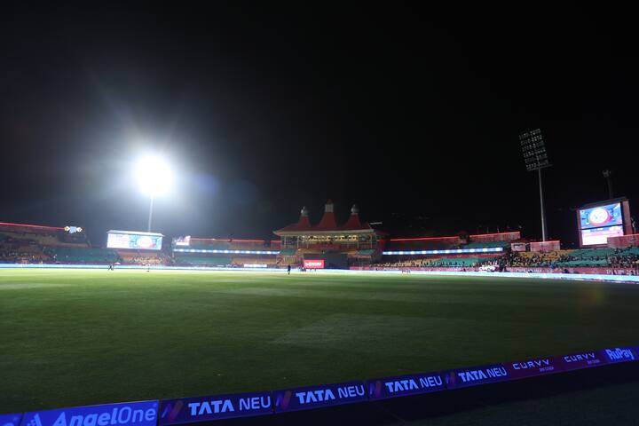 ম্যাচ চলাকালীনই ধর্মশালার মাঠের একধিক বাতিস্তম্ভের আলো নিভে যায়। খানিক সময় পরে বাতিল হয় ম্যাচ।