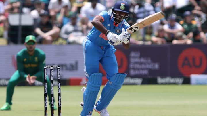 SAI SUDHARSAN: उनके तारकीय IPL 2025 फॉर्म ने टेस्ट स्क्वाड में उनके समावेश के लिए कॉल किया है, रिपोर्ट के साथ कि उन्हें इंग्लैंड के दौरे के लिए बैकअप ओपनर नाम दिया जा सकता है, उनके काउंटी अनुभव को देखते हुए। (छवि स्रोत: @BCCI/x)