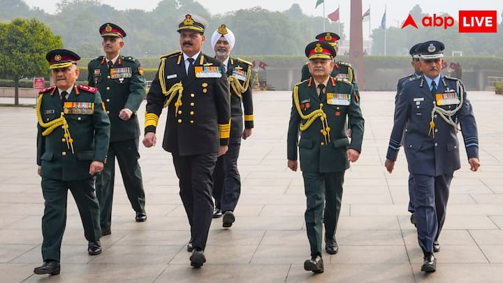 इंडियन आर्मी का सबसे बड़ा पद फील्ड मार्शल का होता है. फील्ड मार्शल का पद काफी सीनियर आर्मी आफिसर को दिया जाता है. इसके बाद जनरल का पद आता है, आमतौर पर आर्मी का जनरल ही थल सेना का अध्यक्ष होता है.