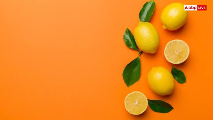 नारियल तेल में नींबू मिलाकर लगाएं - अगर आपके बाल डैंड्रफ से परेशान हैं तो नारियल तेल में थोड़ा सा नींबू मिलाकर लगाना बेहद फायदेमंद होगा. यह न सिर्फ डैंड्रफ हटाता है, बल्कि स्कैल्प को साफ और हेल्दी रखता है.