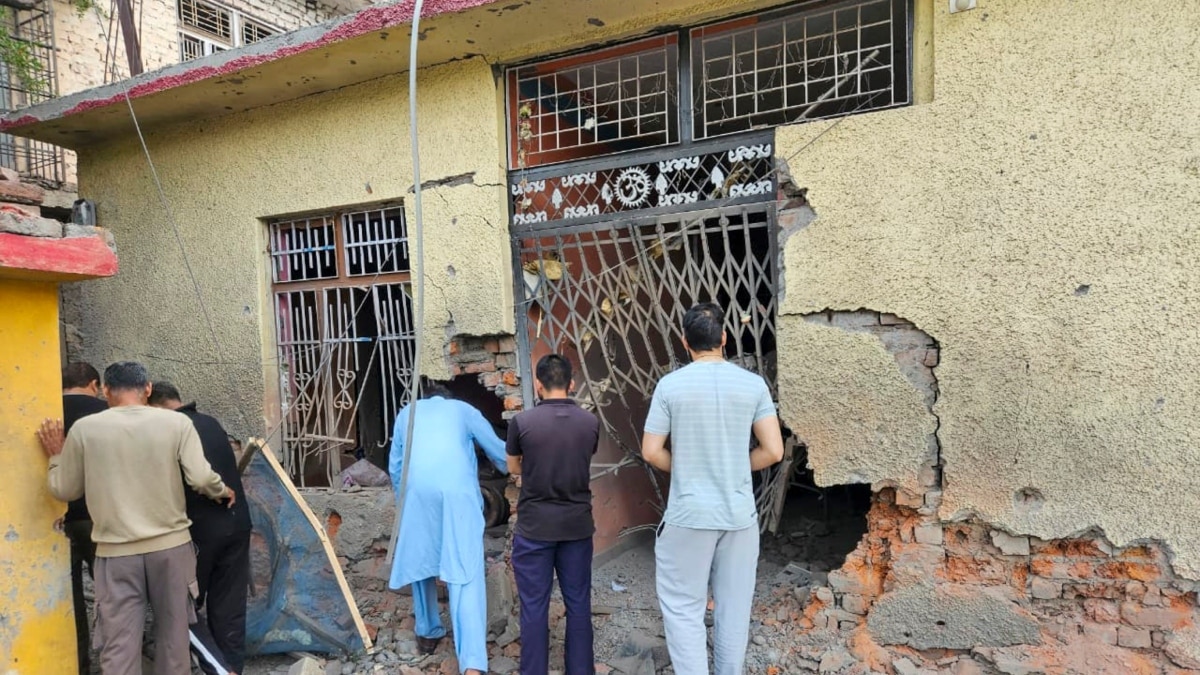 Operation Sindoor: पाकिस्तानी सैनिकों ने LoC से लगे कई सेक्टरों में की भारी गोलीबारी, महिला की मौत, 2 घायल