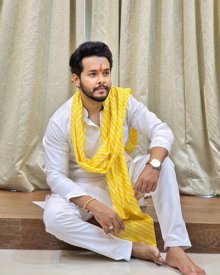 मराठमोळी अभिनेत्री समृद्धी केळकरने त्याच्या हळदी समारंभाचे फोटो शेअर केले आहेत.