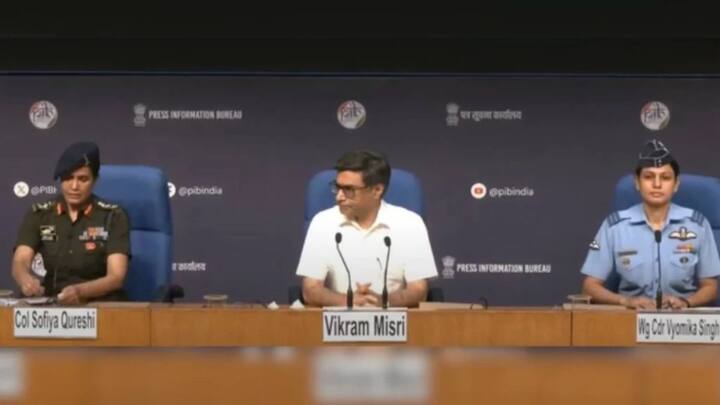 परंतू पाकिस्तानच्या या हल्ल्याचे भारताने सडेतोड उत्तर दिले आहे. यामध्ये संपूर्ण युध्दाची जबाबदारी ही दोन महिला ऑफिसर यांना दिली आहे. त्या महिला ऑफिसर संपूर्ण ब्रिफींग दिली आहे.