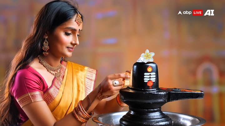 विवाह या वैवाहिक जीवन में परेशानी हो तो प्रदोष व्रत की पूजा में तांबे के पात्र में गंगाजल, गुड़, बेलपत्र, हरी मूंग की दाल, कनेर के फूल और शहद आदि मिलाकर शिवजी का अभिषेक करें.