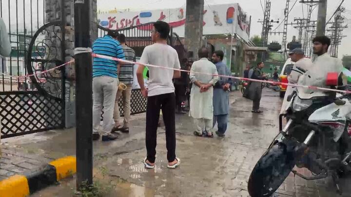 রাতের পেশোয়ার জালমি ও করাচি কিংসের মধ্যে ম্যাচ হওয়ার কথা ওই স্টেডিয়ামেই। তবে বাবর আজমরা ম্যাচই খেলতে নামতে পারেননি।