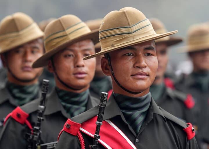 ખુખરી: ગોરખા સૈનિકોની ઓળખ: ગોરખા રેજિમેન્ટના દરેક સૈનિક પાસે તેની પરંપરાગત અને ભયાનક હથિયાર, ૧૮ ઇંચ લાંબુ ફોલ્ડ કરેલું છરી જેવું ખુખરી હોય છે. આ શસ્ત્ર આ રેજિમેન્ટની ઓળખ છે. એવું કહેવાય છે કે ગોરખા સૈનિક પોતાની આ ખુખરી વડે દુશ્મનને મોતને ઘાટ ઉતારી દે છે.