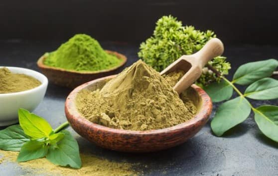 सरसों का तेल और मेहंदी का मिश्रण: मेहंदी बालों को नेचुरल कलर देती है और जब इसे सरसों के तेल के साथ मिलाया जाए तो इसका असर दोगुना हो जाता है. एक कटोरी में मेहंदी पाउडर लें और उसमें थोड़ा-थोड़ा करके सरसों का तेल मिलाएं. इस पेस्ट को बालों में लगाकर 1-2 घंटे के लिए छोड़ दें और फिर शैम्पू से धो लें.